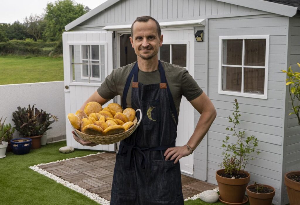 Edu Lavandeira con una cesta de panes hechos en su casa, en una fotografía de 2023.