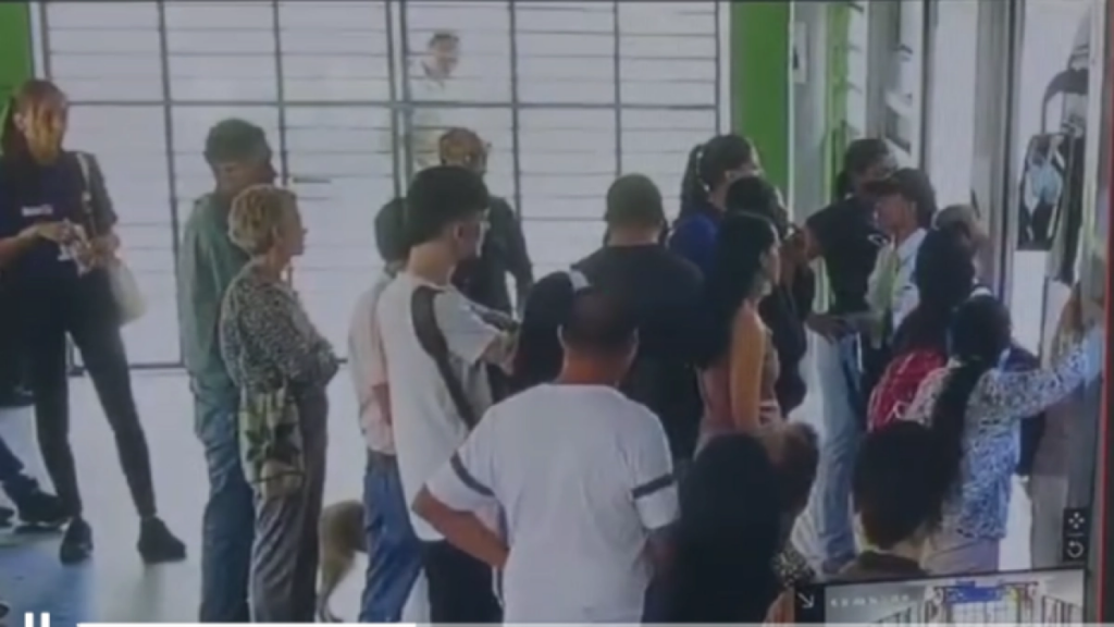 Una guarda de seguridad estuvo en riesgo de ser atropellada por bus del MIO, luego de que usuaria la empujó fuera de la estación: quedó herida