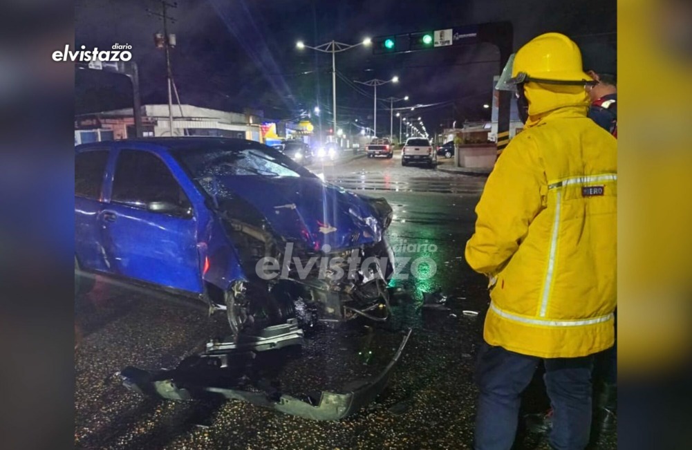 Una mujer lesionada en colisión entre Fiat Palio y gandola Iveco Stralis en la Av. Peñalver