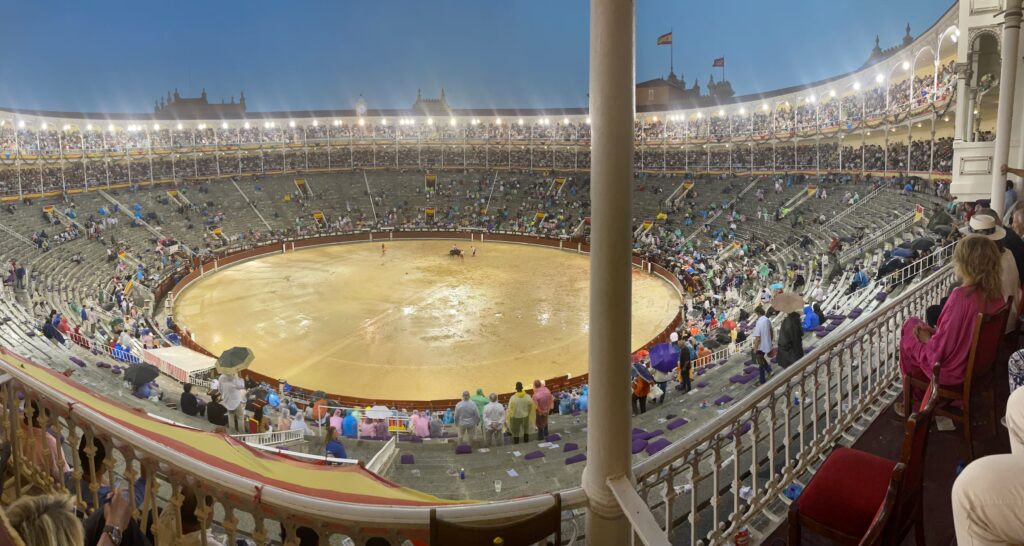 Los tendidos vacíos, el ruedo encharcado y lluvia intensa en la plaza de Las Ventas.