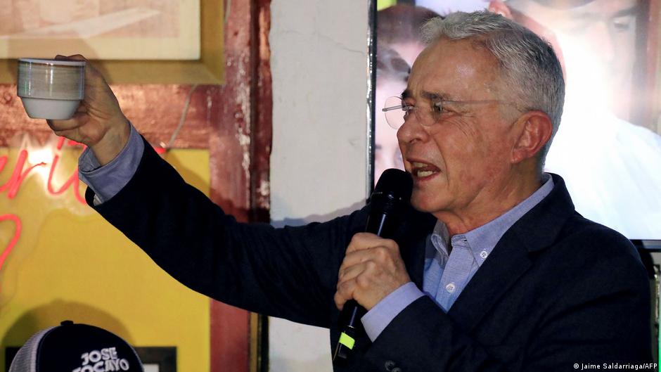 Uribe llamado a indagatoria por dos masacres en Colombia