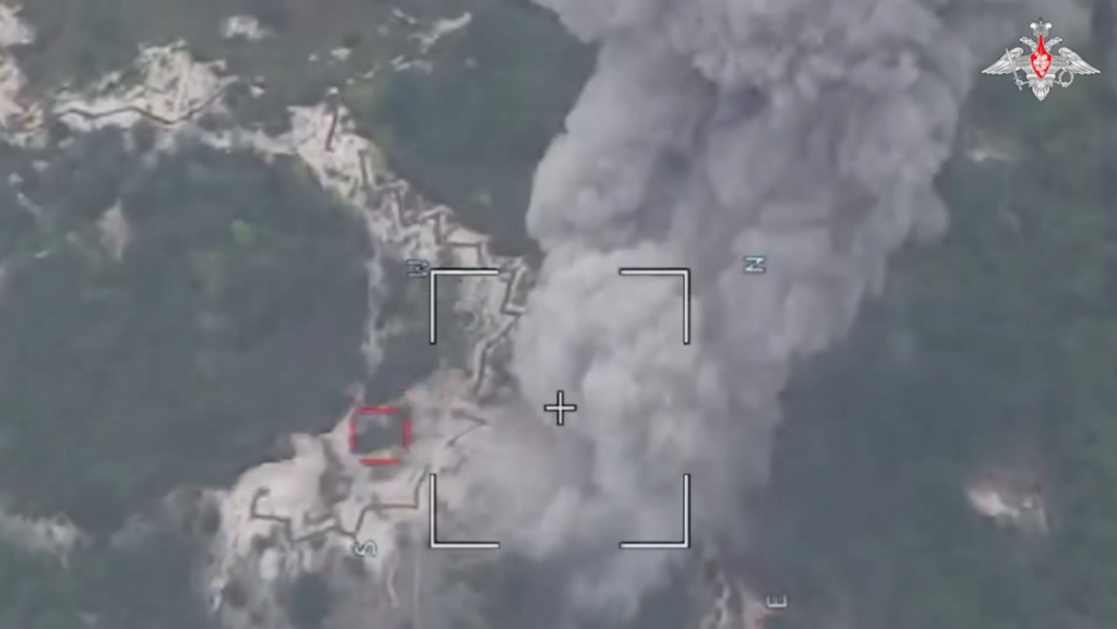 VIDEO: Bomba guiada rusa reduce a cenizas un punto de despliegue de las tropas ucranianas