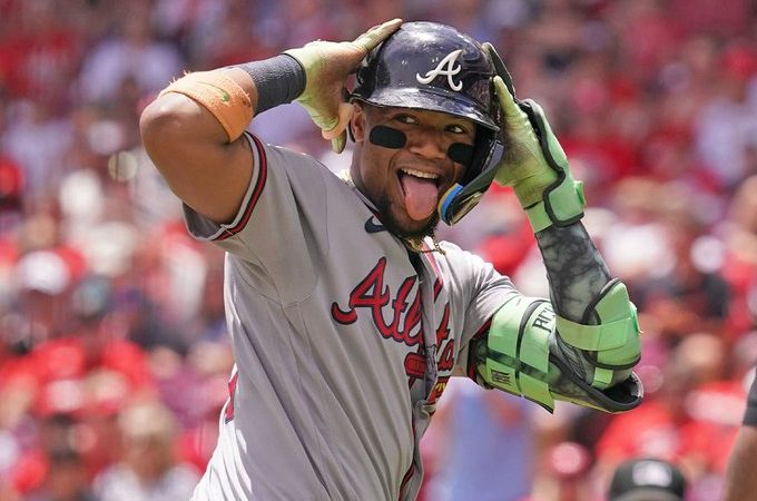 VIDEO: Ronald Acuña Jr. mantiene ritmo arrollador al conectar jonrón por cuarto juego consecutivo