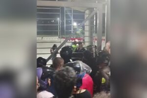 VIDEOS: Tensión en el Poliedro por suspensión del registro de voluntarios para La Guaira