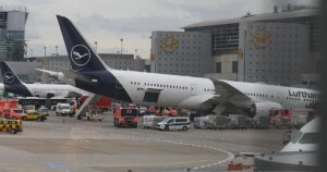 Varios heridos al colapsar el tren de aterrizaje delantero de un avión en el aeropuerto de Fráncfort