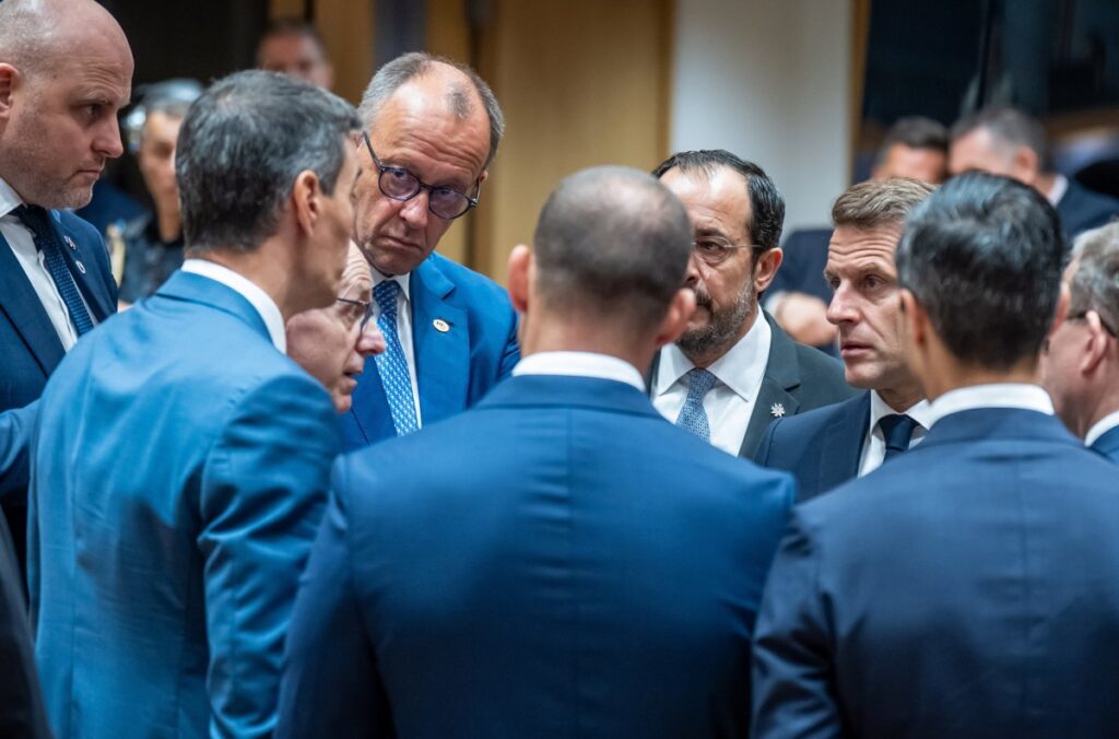Varios líderes UE reprochan a Sánchez la regularización de migrantes ante sus críticas a los centros de deportación