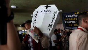 Venezuela se hunde con el salario mínimo más bajo de Latinoamérica – Efecto Cocuyo