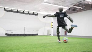 Video muestra robot que puede abollar paredes con un tiro
