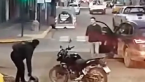 Video: un hombre se bajó a pelear con un motociclista, olvidó el freno de mano y su carro provocó un accidente de tránsito