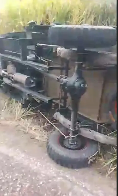 Vuelca vehículo en vía hacia la frontera
