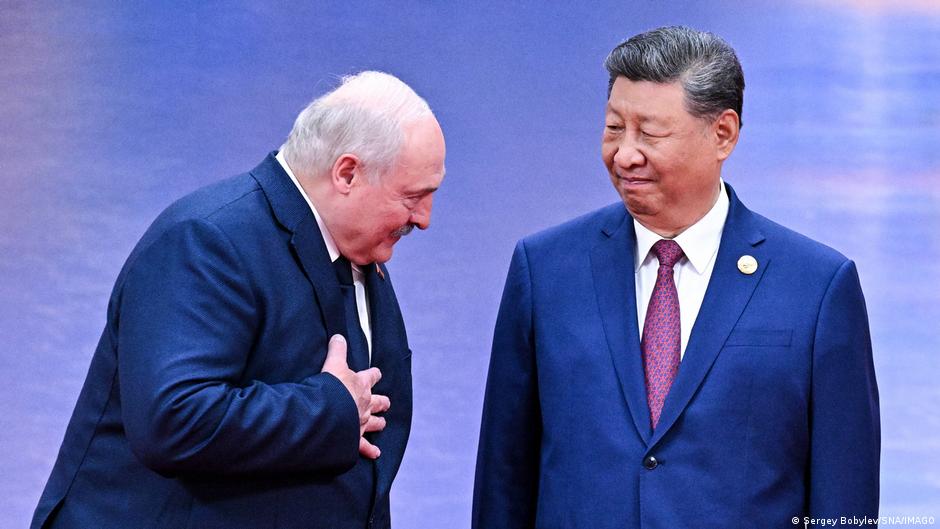 Xi Jinping recibe a Lukashenko durante una gira por Asia