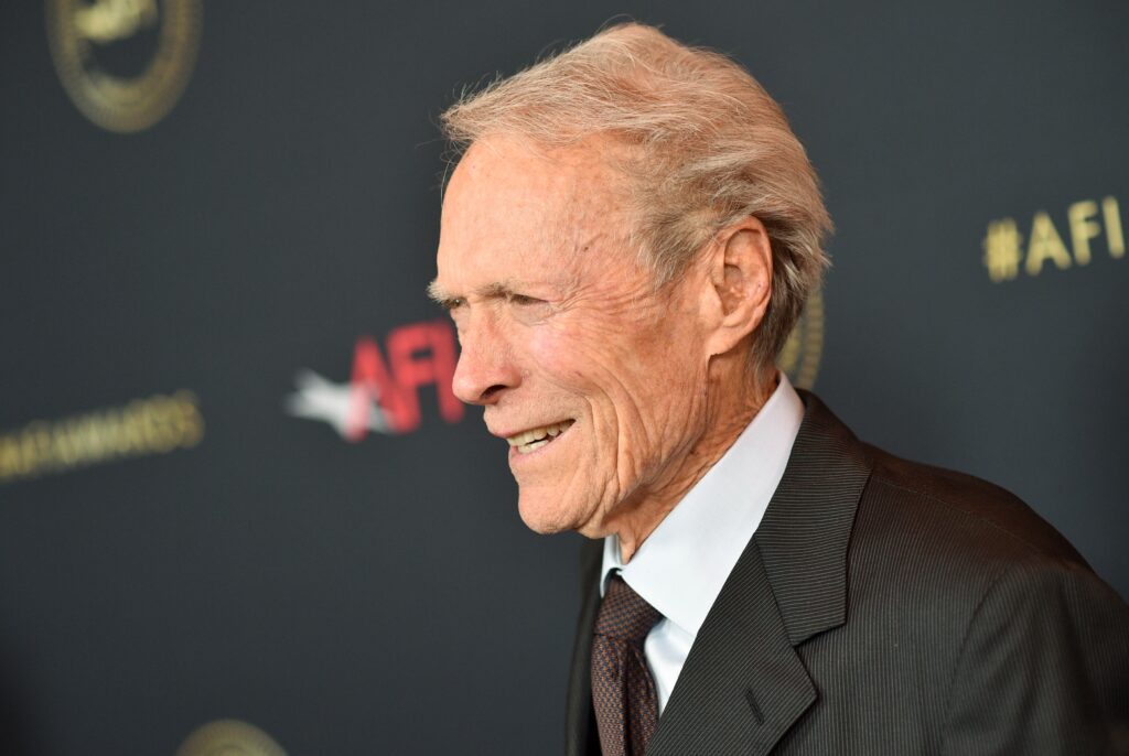 Y Clint Eastwood colgó sus pistolas