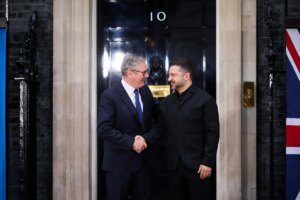 Zelenski se reúne con Macron, Merz y Starmer en Reino Unido tras un ataque ruso contra una instalación nuclear de Chernóbil | elmundo.es