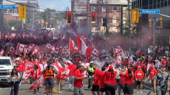 ¡Histórico! Canadá se olvida del hockey y tiñe las calles
