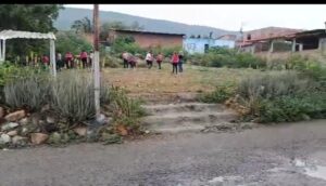 ¡Limpian terreno donde sueñan ver una escuela!