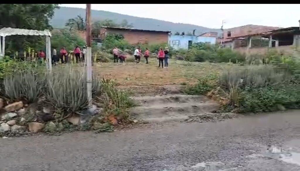 ¡Limpian terreno donde sueñan ver una escuela!