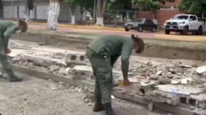 ¡Pico, pala y show! El indignante VIDEO de la Fanb «haciendo como que trabaja» en La Guaira