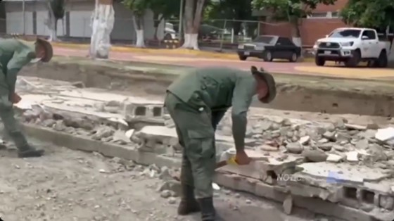 ¡Pico, pala y show! El indignante VIDEO de la Fanb "haciendo como que trabaja" en La Guaira