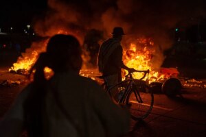 «¡Resistencia!»: miles de personas marchan en Colombia contra el presidente electo de ultraderecha Abelardo de la Espriella | elmundo.es