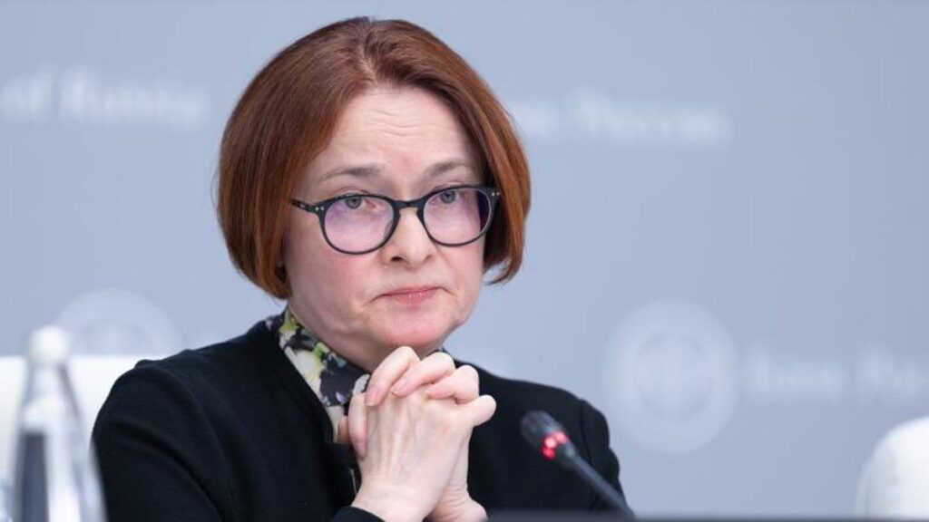 Elvira Nabiúlina, presidenta del Banco Central de Rusia, en una rueda de prensa celebrada en abril de 2022, al poco de iniciarse la guerra.