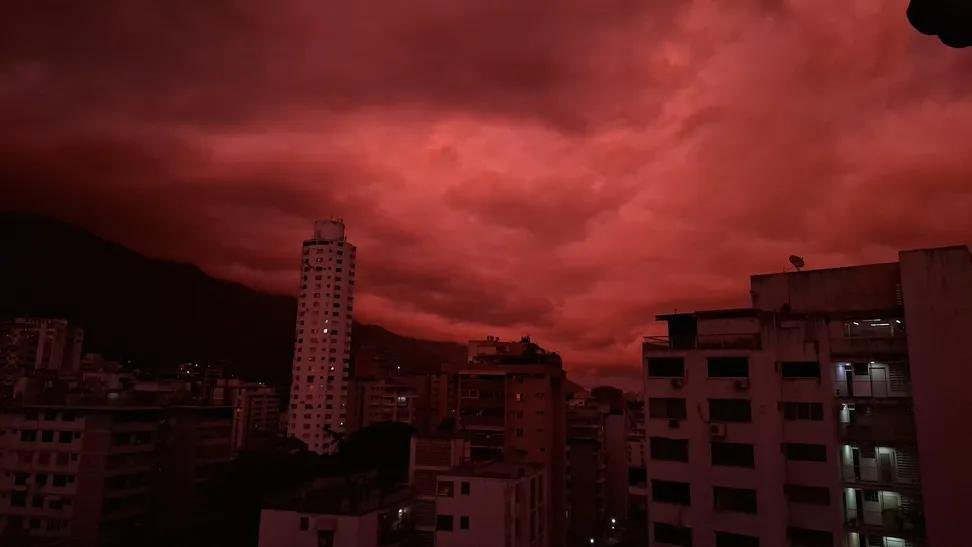 ¿Fue por los terremotos? La explicación detrás del cielo rojo que sorprendió a Caracas (IMÁGENES)
