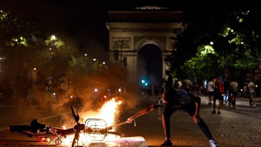 Una bicicleta ardiendo frente al Arco de Triunfo de París, en los disturbios durante las celebraciones por la victoria en la Champions del PSG.