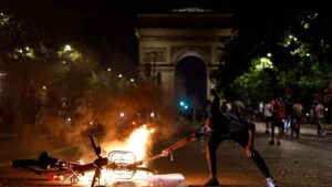 ¿Por qué arden las calles de Francia cuando hay celebraciones festivas como la de la Champions del PSG? | elperiodico.com
