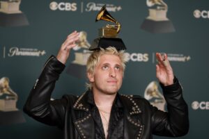 ¿Por qué los viejos rockeros están grabando sus mejores discos en muchos años? Por este tipo de pelo rubio platino