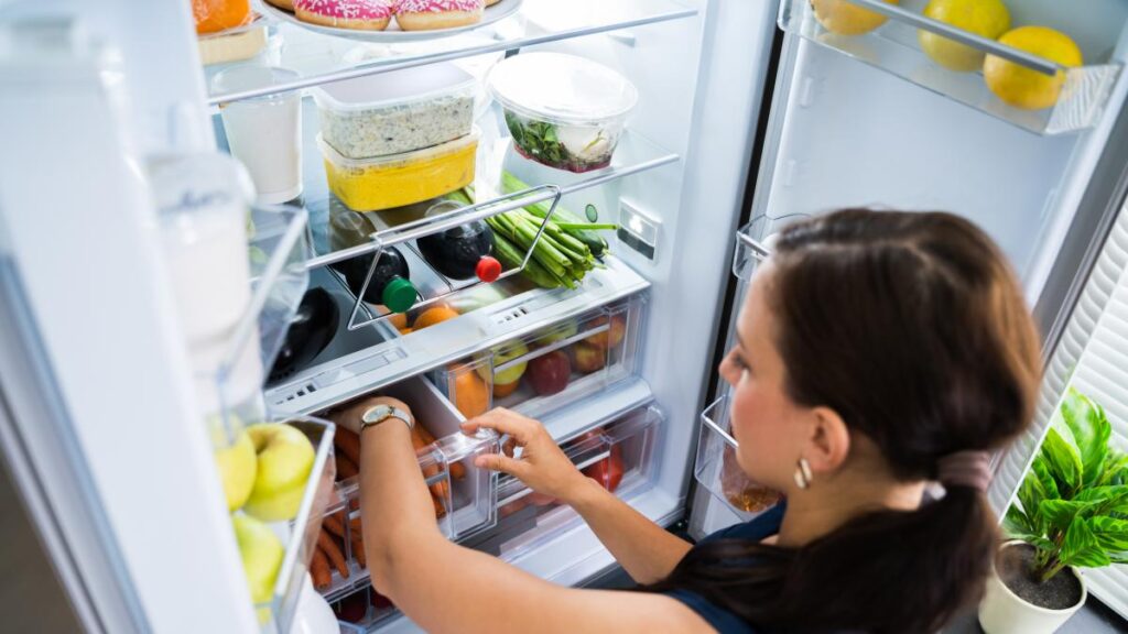 ¿Qué hacer si su nevera está consumiendo más luz de lo normal? Consejos de los fabricantes para ahorrar energía