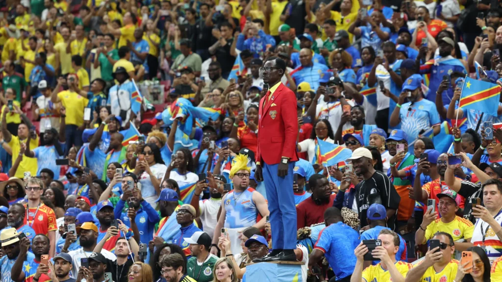 ¿Quién es Lumumba Vea?: el aficionado estatua que ve los partidos del Congo sin mover ni una pestaña