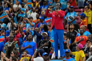 ¿Quién es Lumumba, el ‘aficionado estatua’ congoleño que acompaña a la selección nacional al Mundial y permanece inmóvil durante 90 minutos? | elmundo.es