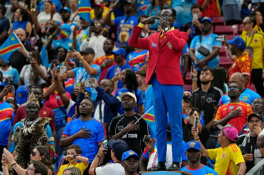 ¿Quién es Lumumba, el 'aficionado estatua' congoleño que acompaña a la selección nacional al Mundial y permanece inmóvil durante 90 minutos?