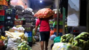 ‘Barranquillita’, el centurión de la noche que trabaja cuando todos duermen: historias desde el mercado de abastos más popular de la ciudad