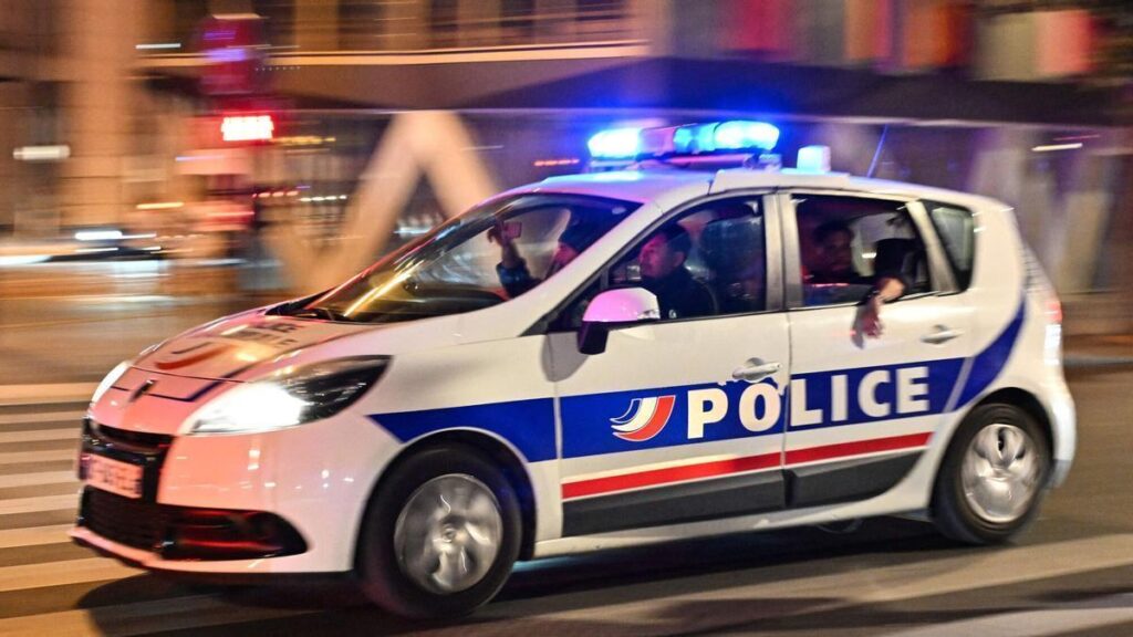 Un vehículo de la Gendarmería francesa en las calles de París.