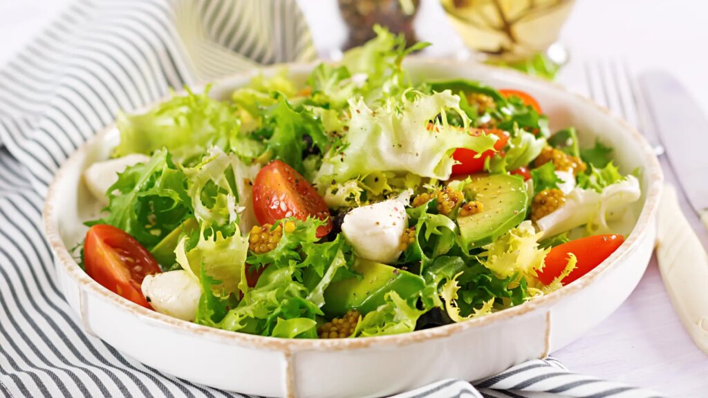5 ensaladas saludables, refrescantes y baratas para preparar este verano