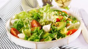 5 ensaladas saludables, refrescantes y baratas para preparar este verano