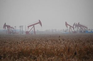 AIE: la oferta global de petróleo superará la demanda a fin de año si no vuelve la guerra