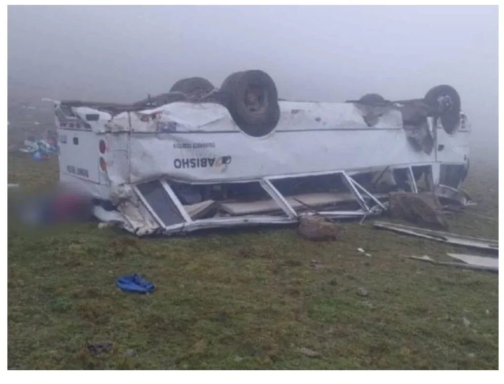 Al menos 14 muertos tras caída de miniván de pasajeros por abismo en Perú
