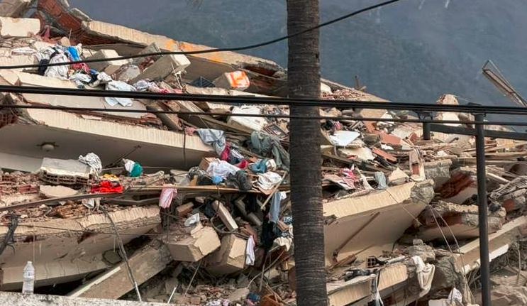 Al menos 14 personas siguen atrapadas bajo los escombros de residencias Coralmar en La Guaira (VIDEO)