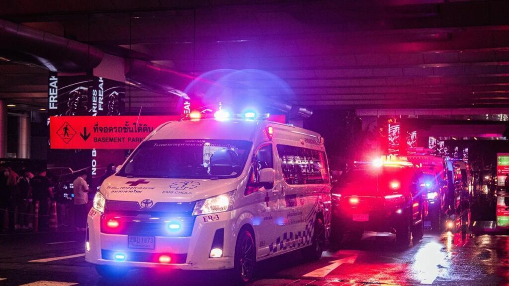 Archivo - Ambulancia en Bangkok (archivo)