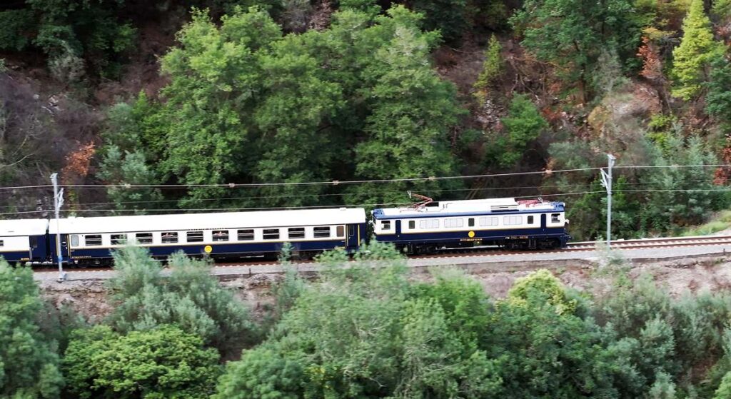 Alsa revive este verano el legendario tren histórico Galaico Expreso