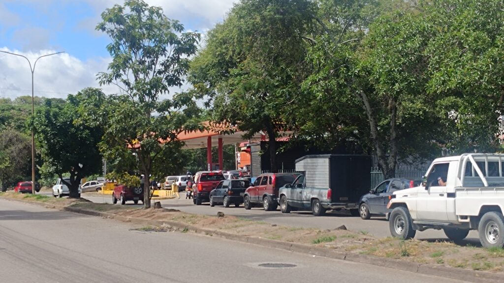 Apagones y falta de suministro reviven colas por combustible en Táchira