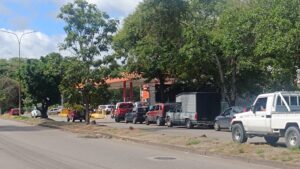 Apagones y falta de suministro reviven colas por combustible en Táchira