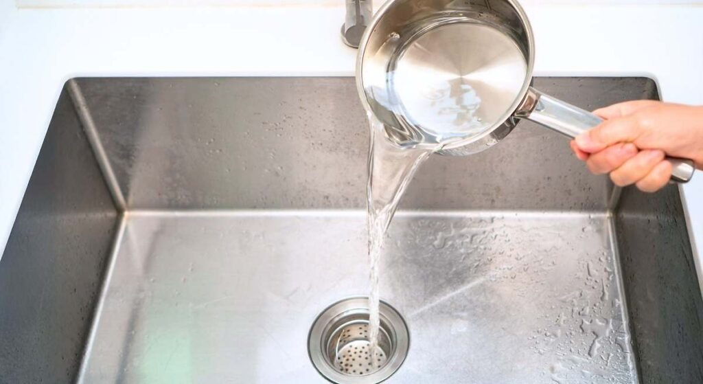 Aplicar agua caliente y vinagre de limpieza en los desagües: para qué sirve y por qué lo recomiendan en verano