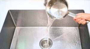 Aplicar agua caliente y vinagre de limpieza en los desagües: para qué sirve y por qué lo recomiendan en verano