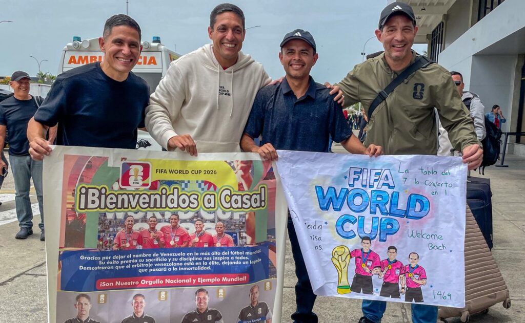 Árbitros venezolanos que participaron en el Mundial reciben homenajes en su regreso al país