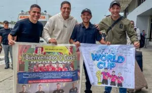 Árbitros venezolanos que participaron en el Mundial reciben homenajes en su regreso al país