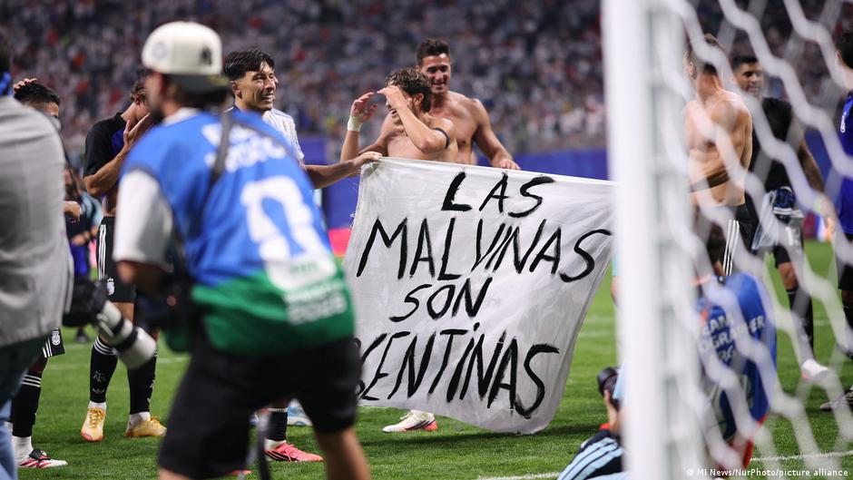Argentina arriesga sanción por pancarta de "Las Malvinas"