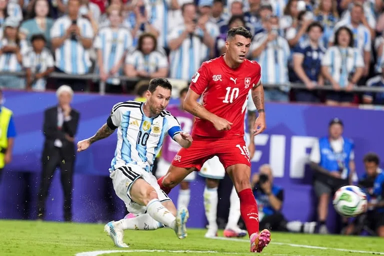 Argentina pasa a semifinales de forma dramática y va contra Inglaterra