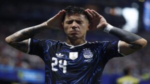Argentina reaccionó sobre el final para arrebatarle la final a Inglaterra